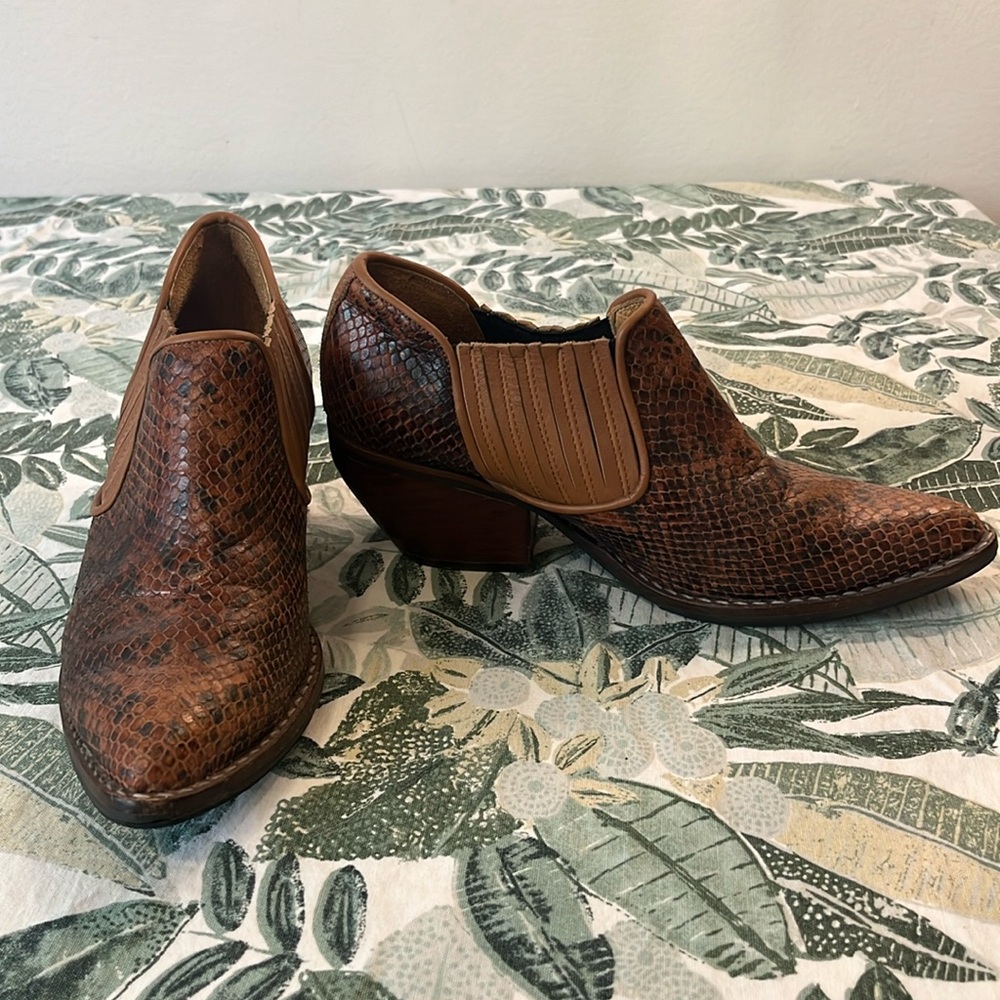 Short leather cowboy boots